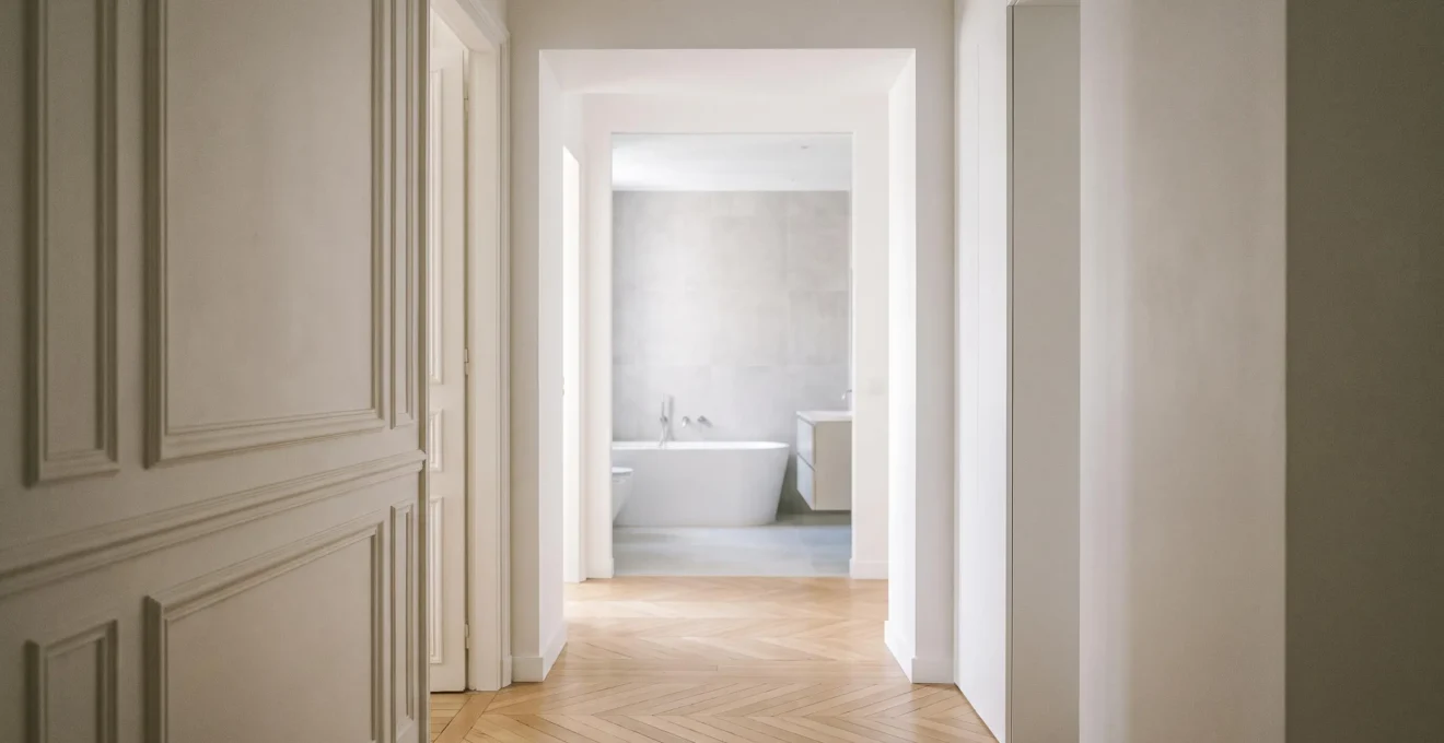 Porte de salle de bain élargie et accessible dans un intérieur français pour senior en perte de mobilité