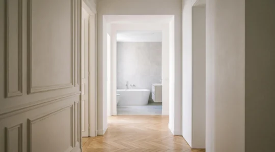 Porte de salle de bain élargie et accessible dans un intérieur français pour senior en perte de mobilité
